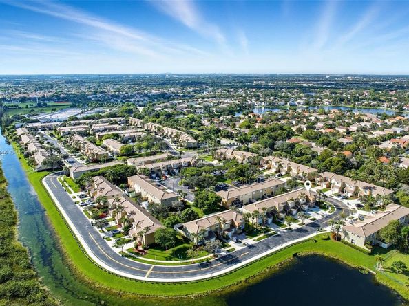 15462 NW 14th Ct, Pembroke Pines FL 33028