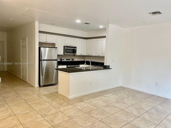 35 SE 3rd Ave 11, Hallandale Beach FL 33009