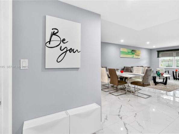 410 SE 2nd St 111, Hallandale Beach FL 33009