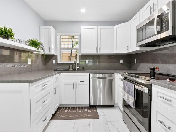 410 SE 2nd St 111, Hallandale Beach FL 33009