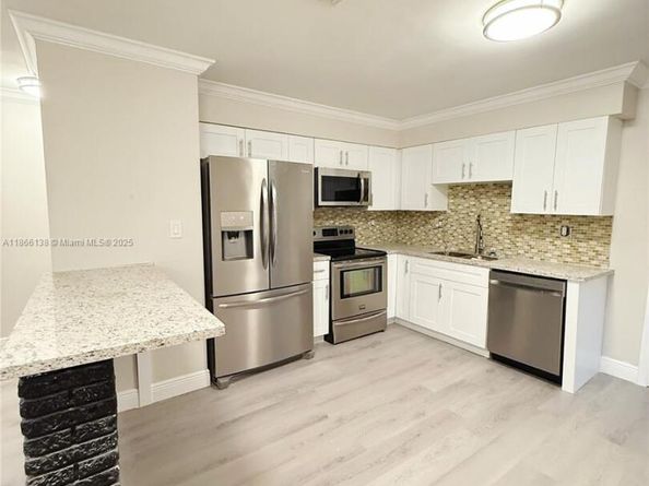 2879 NW 10th Ct, Fort Lauderdale FL 33311