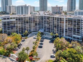 600 Parkview Dr (+DEN)422, Hallandale Beach FL 33009