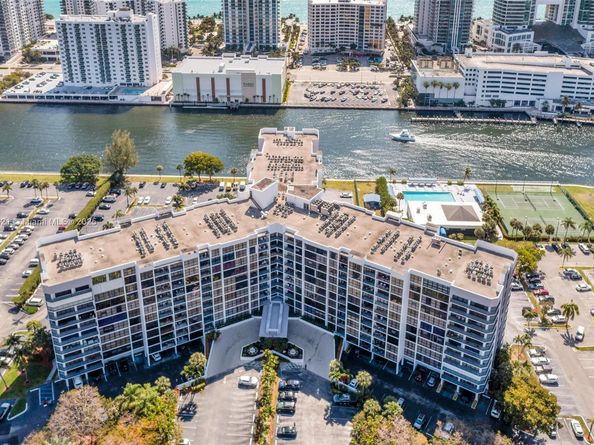 600 Parkview Dr (+DEN)422, Hallandale Beach FL 33009