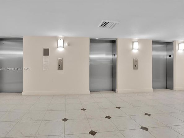 600 Parkview Dr (+DEN)422, Hallandale Beach FL 33009
