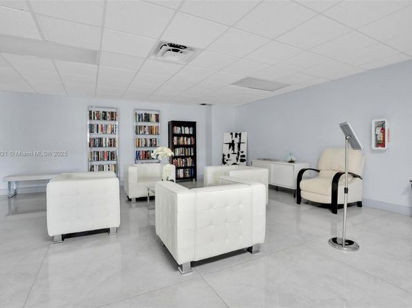 600 Parkview Dr (+DEN)422, Hallandale Beach FL 33009