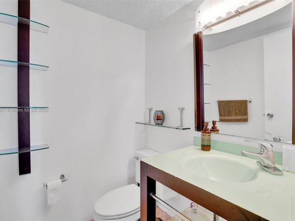600 Parkview Dr (+DEN)422, Hallandale Beach FL 33009