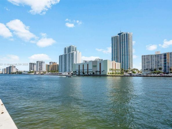 600 Parkview Dr (+DEN)422, Hallandale Beach FL 33009