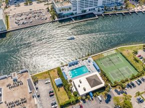 600 Parkview Dr (+DEN)422, Hallandale Beach FL 33009