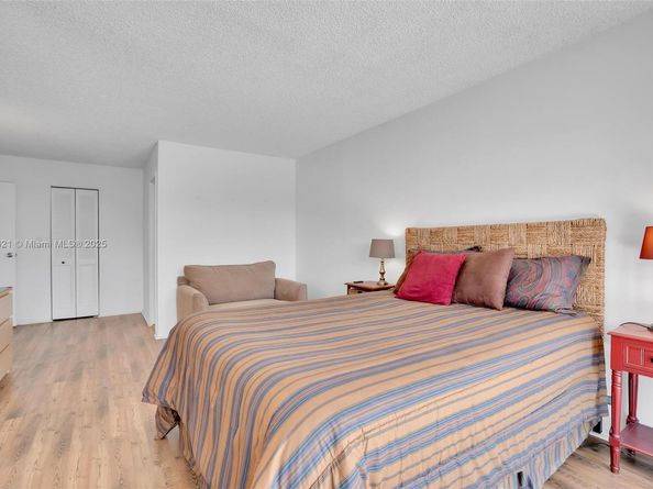 600 Parkview Dr (+DEN)422, Hallandale Beach FL 33009