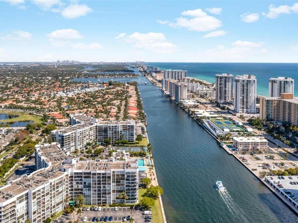 600 Parkview Dr (+DEN)422, Hallandale Beach FL 33009