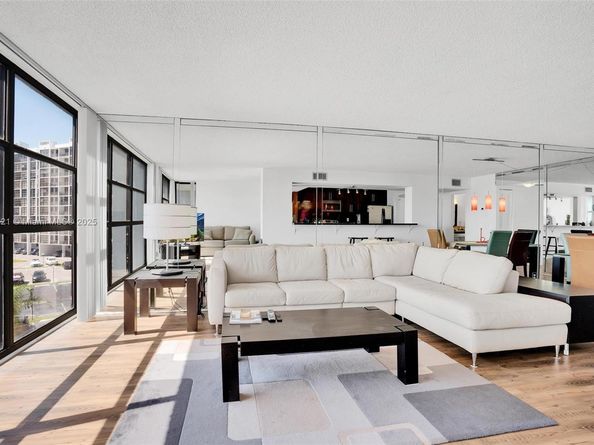 600 Parkview Dr (+DEN)422, Hallandale Beach FL 33009