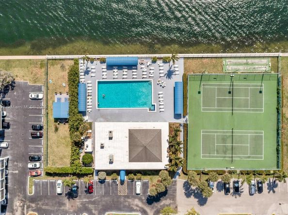 600 Parkview Dr (+DEN)422, Hallandale Beach FL 33009