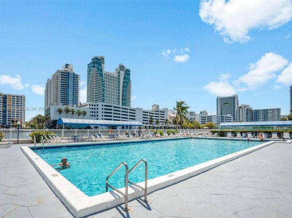 600 Parkview Dr (+DEN)422, Hallandale Beach FL 33009