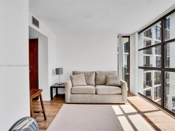 600 Parkview Dr (+DEN)422, Hallandale Beach FL 33009