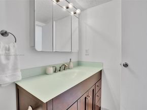 600 Parkview Dr (+DEN)422, Hallandale Beach FL 33009