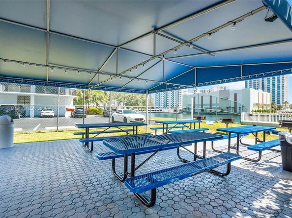 600 Parkview Dr (+DEN)422, Hallandale Beach FL 33009