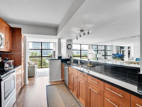 600 Parkview Dr (+DEN)422, Hallandale Beach FL 33009