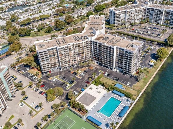 600 Parkview Dr (+DEN)422, Hallandale Beach FL 33009