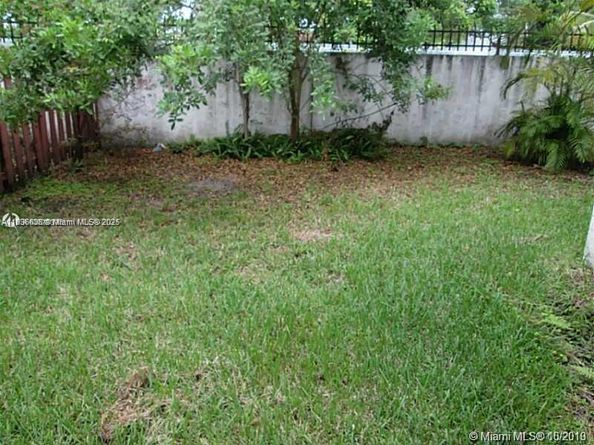 323 Ives Dairy Rd 06, Miami FL 33179