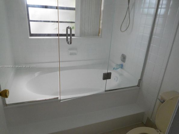 323 Ives Dairy Rd 06, Miami FL 33179