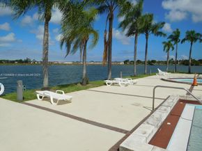 323 Ives Dairy Rd 06, Miami FL 33179