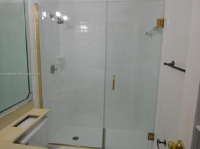 323 Ives Dairy Rd 06, Miami FL 33179