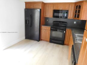 323 Ives Dairy Rd 06, Miami FL 33179