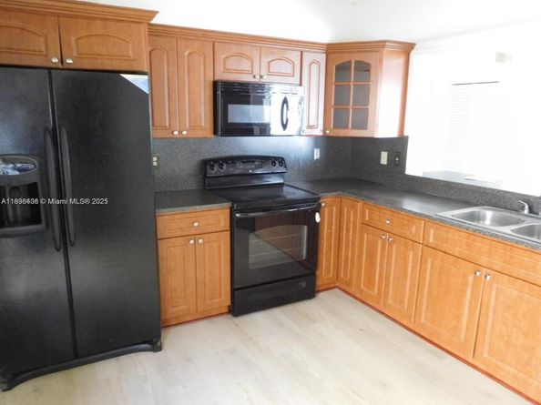 323 Ives Dairy Rd 06, Miami FL 33179