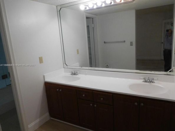 323 Ives Dairy Rd 06, Miami FL 33179