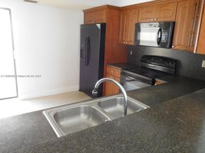323 Ives Dairy Rd 06, Miami FL 33179