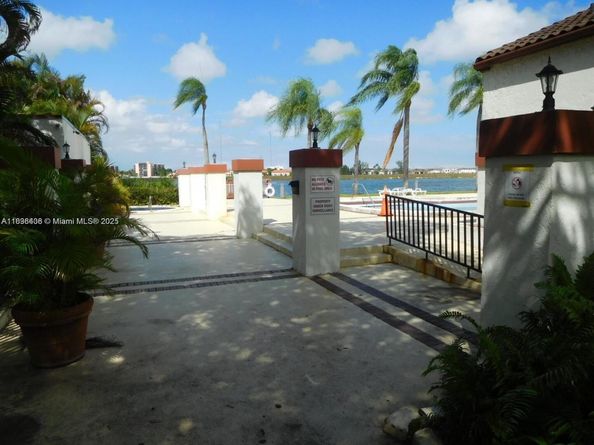 323 Ives Dairy Rd 06, Miami FL 33179