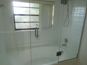 323 Ives Dairy Rd 06, Miami FL 33179