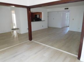 323 Ives Dairy Rd 06, Miami FL 33179