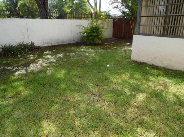 323 Ives Dairy Rd 06, Miami FL 33179
