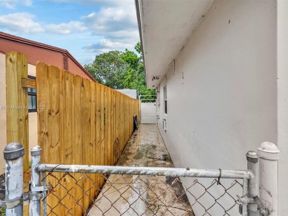 2041 Wellington Rd, West Palm Beach FL 33409