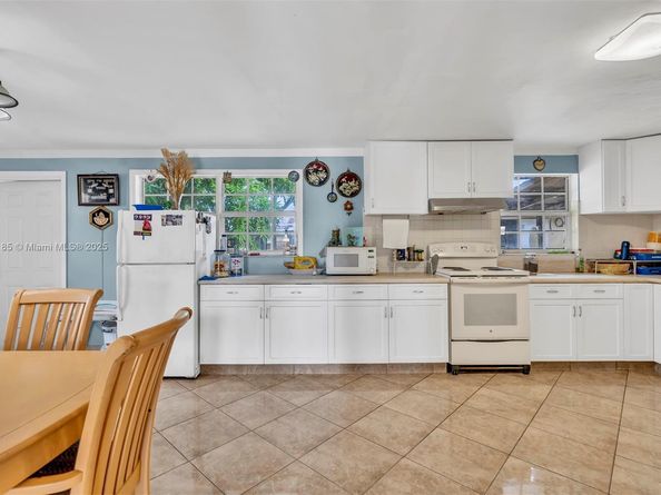 2041 Wellington Rd, West Palm Beach FL 33409