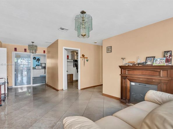 2041 Wellington Rd, West Palm Beach FL 33409