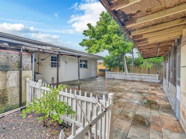 2041 Wellington Rd, West Palm Beach FL 33409