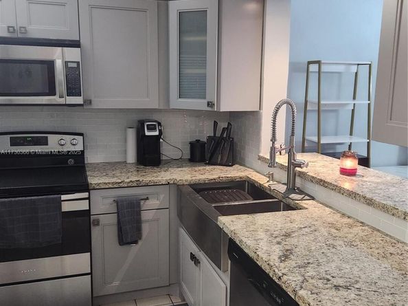 7050 NW 44th St 402, Lauderhill FL 33319