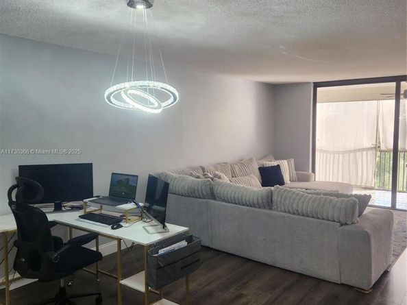 7050 NW 44th St 402, Lauderhill FL 33319