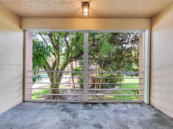 9431 Live Oak Pl 205, Davie FL 33324