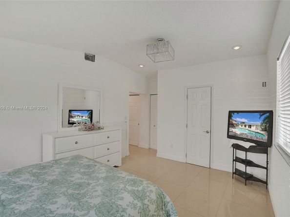 1910 N Hibiscus Dr, North Miami FL 33181