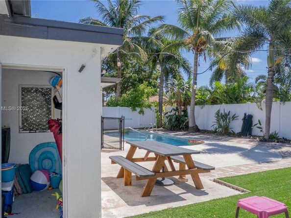 1116 SE 13th Ct, Deerfield Beach FL 33441
