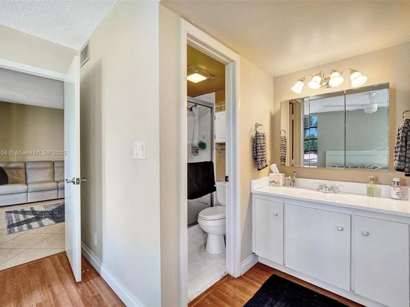 1900 Sabal Palm Dr 201, Davie FL 33324