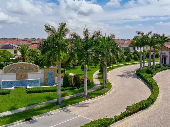 10966 W 33rd Way, Hialeah FL 33018