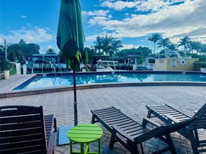 2000 NE 135th St 403, North Miami FL 33181