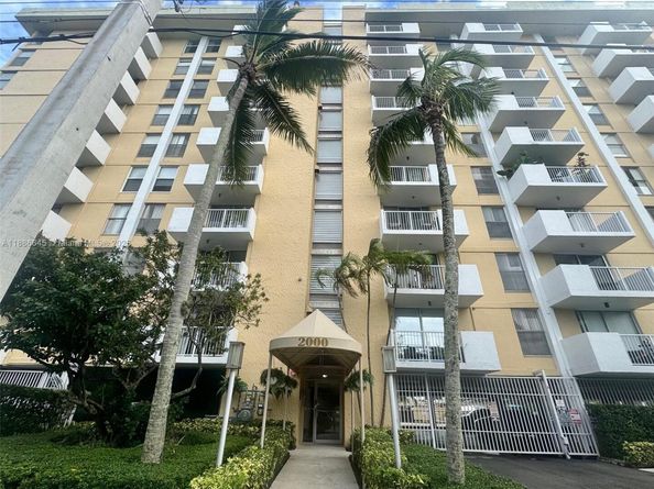 2000 NE 135th St 403, North Miami FL 33181