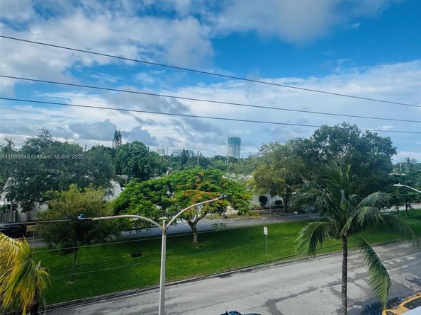 2000 NE 135th St 403, North Miami FL 33181
