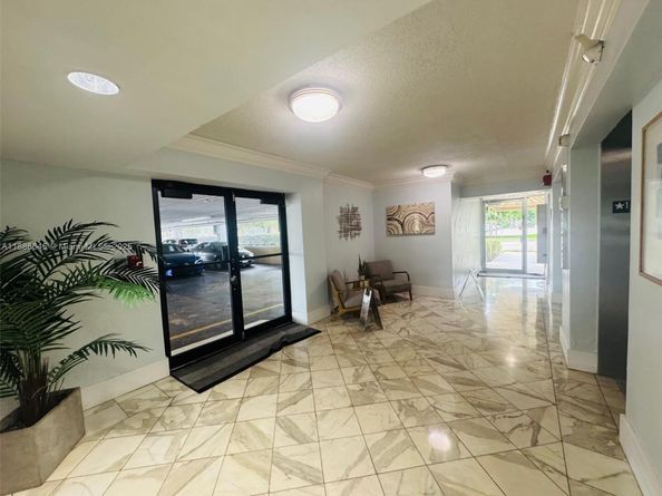 2000 NE 135th St 403, North Miami FL 33181