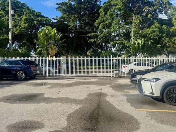 2000 NE 135th St 403, North Miami FL 33181